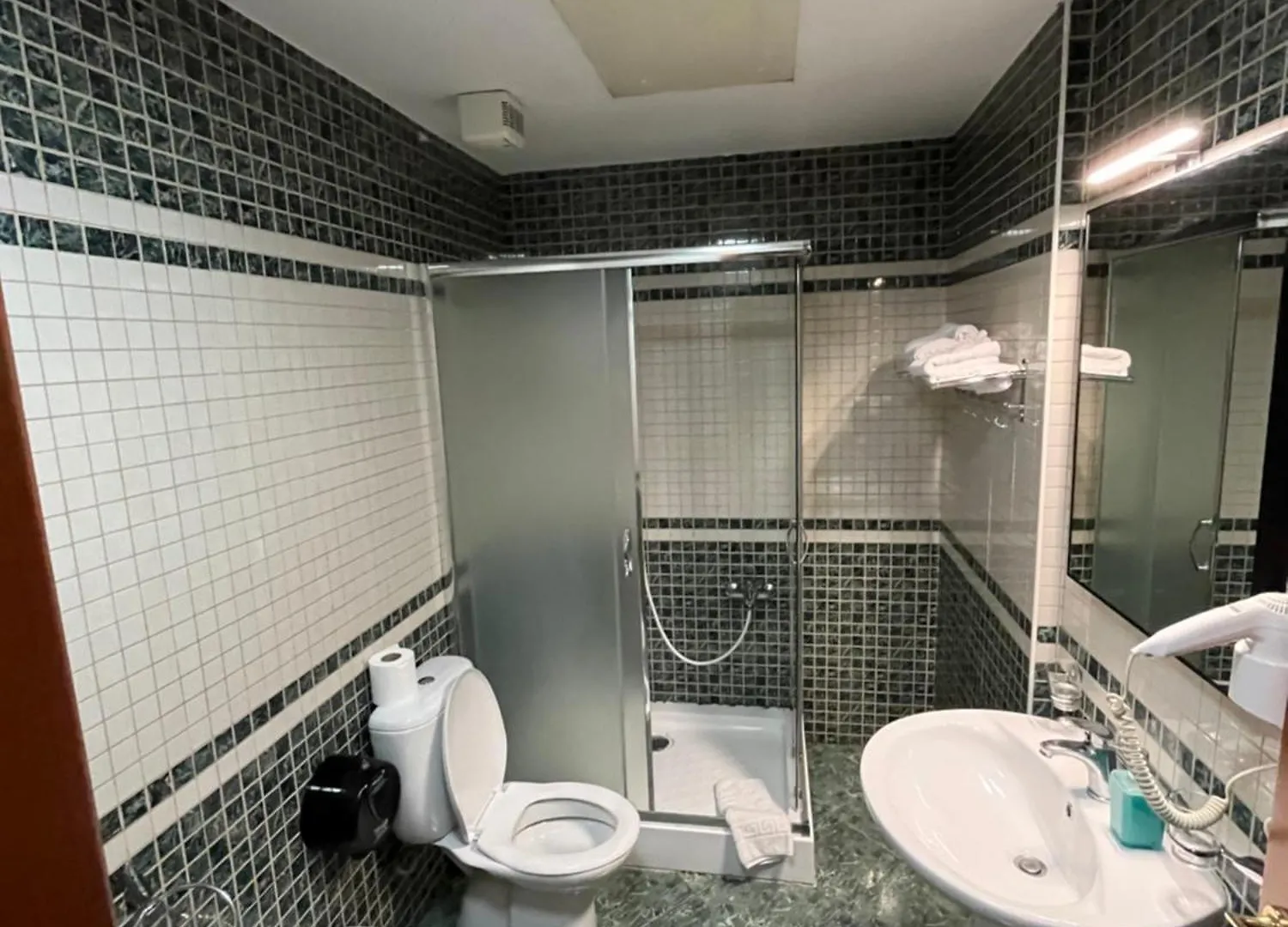 Rooms Dionis Тирана 2*,