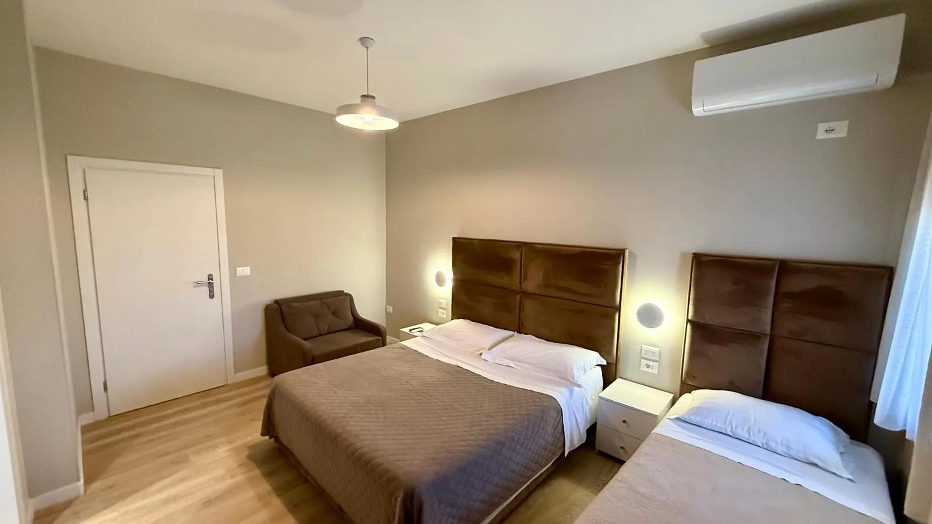 Rooms Dionis Tirana 2*,  Albania